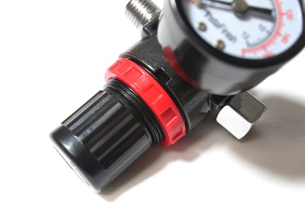 Insta Finish 1/4" Locking Pressure Regulator with Gauge - Image 4